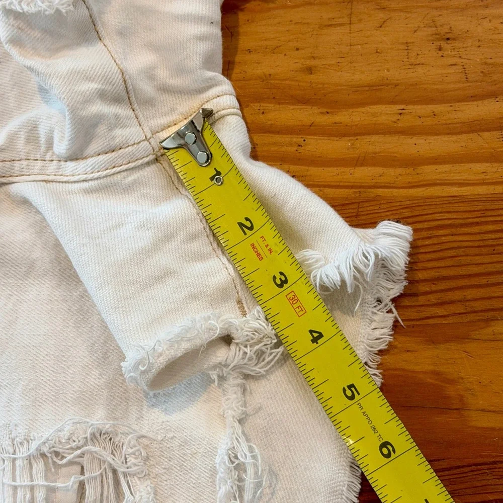 American Eagle White Distressed High Waisted Denim‎ Shorts Size 4 Raw Hem